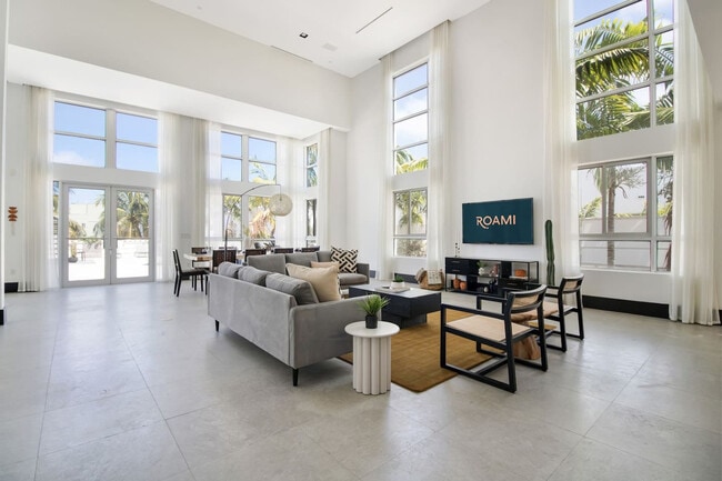 Building Photo - 826 Collins Ave