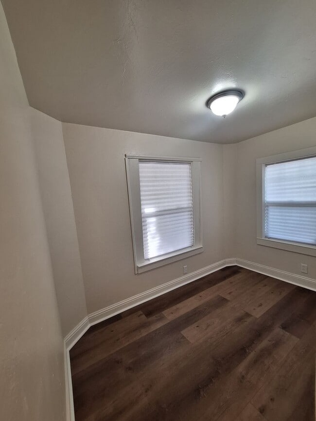 Building Photo - MUST SEE 1+ BEDROOM 1 BATH REMODLED