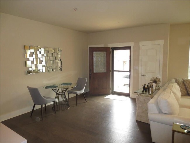 Área de comedor - 306 Lily Ln