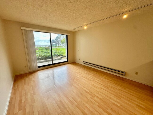 Building Photo - 6 Commodore Dr