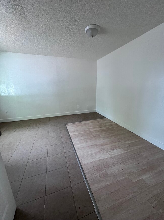 Building Photo - 901 Lenore Ct