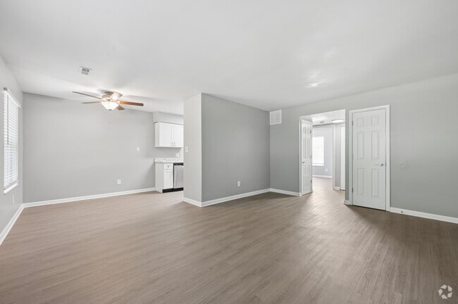 1BR, 1BA - 608SF - Living/Dining Room - Pine Glen