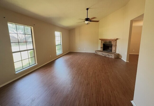 Foto del edificio - Established 3 bedroom 2 bath retreat, offering space, comfort, and easy Fort Worth living