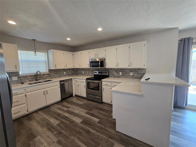 Building Photo - 3420 Kings Way