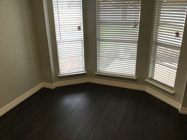 Building Photo - AVAILABLE NOW !