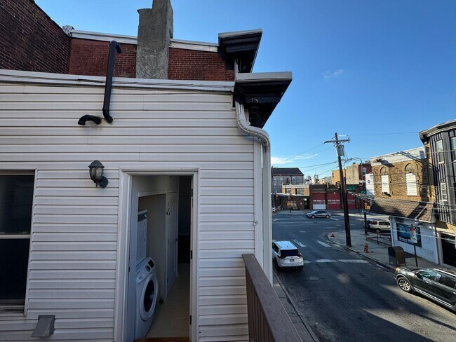 Foto del edificio - 341 W Girard Ave
