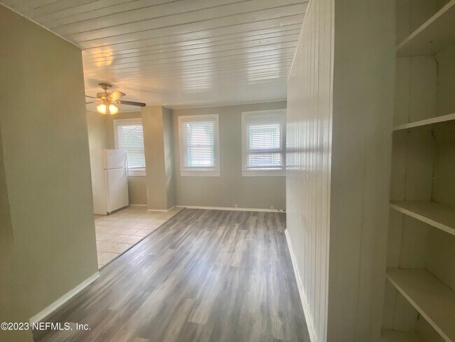 Building Photo - 2743 Vernon Terrace