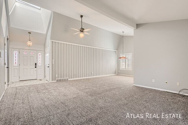 Foto del edificio - Spacious 3-Bedroom Home in Centennial Avai...