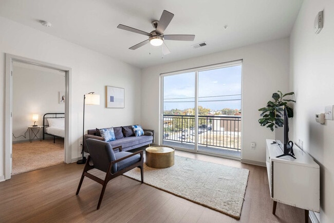 Building Photo - 633 E Main St