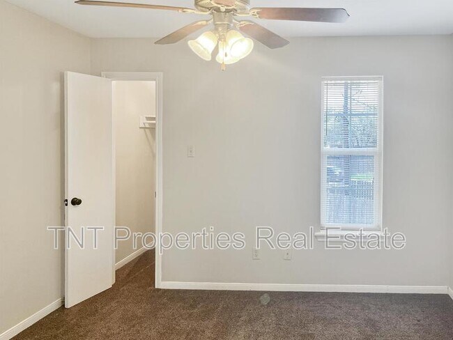 Foto del edificio - 1811 Woodsman Dr