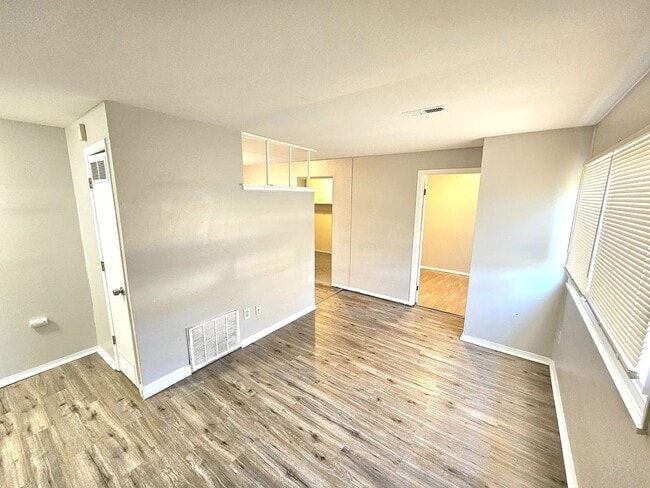 Building Photo - Amazing 3 Bedroom 1 Bathroom Home