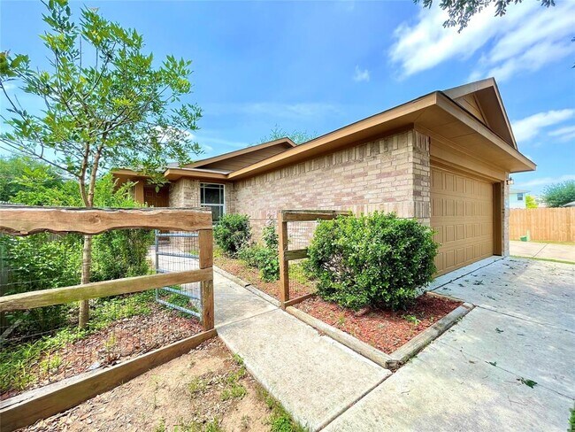 Building Photo - 3101 Barksdale Dr