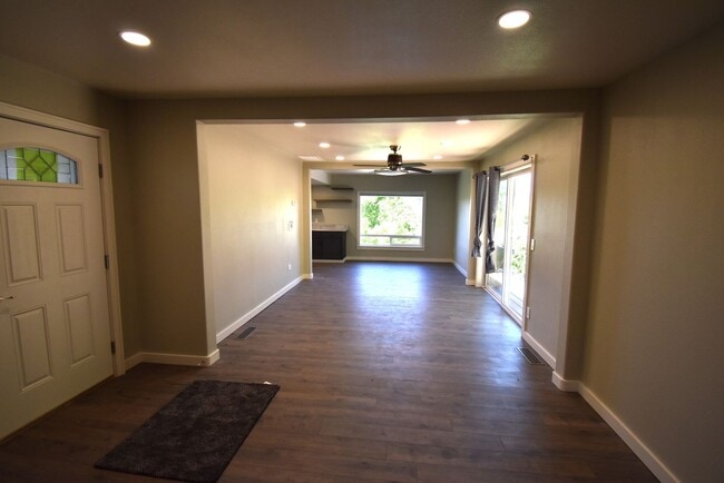 Building Photo - 157 Holloway Heights