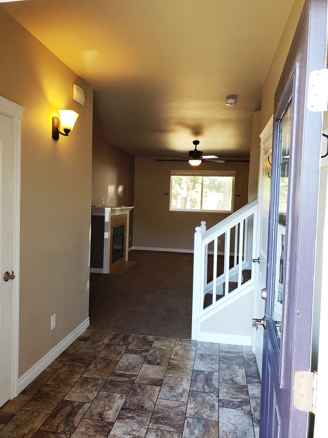 Foto del edificio - Lovely 3 Bedroom Home with 2 Car Garage