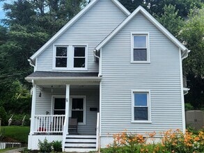 Building Photo - 40 Oak St