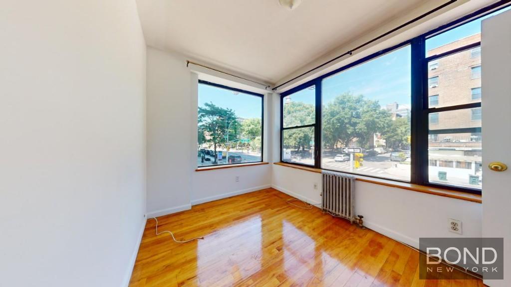 Foto principal - 299 E 11th St