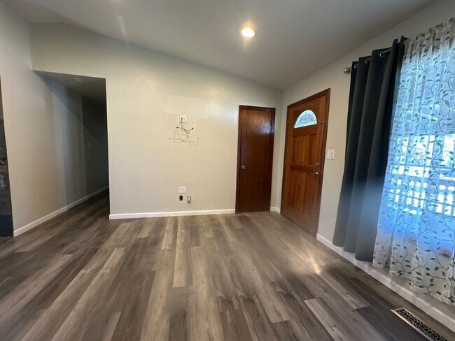Building Photo - 4321 Myrtlewood Dr