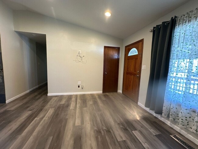 Foto del edificio - 4321 Myrtlewood Dr