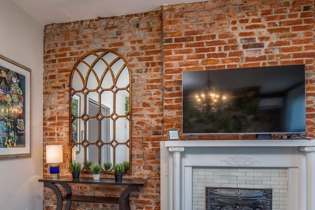 Building Photo - Charming Duplex in Dogtown