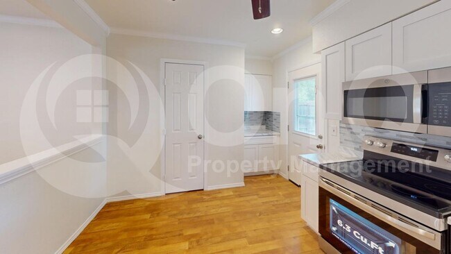 Building Photo - 1306 Hillcrest Dr