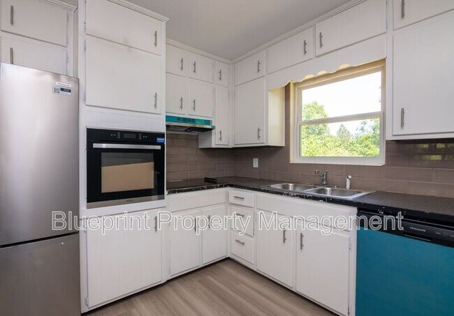 Building Photo - 1143 Oakley Dr