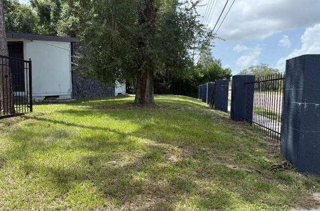 Building Photo - 4927 N Pine Hills Rd