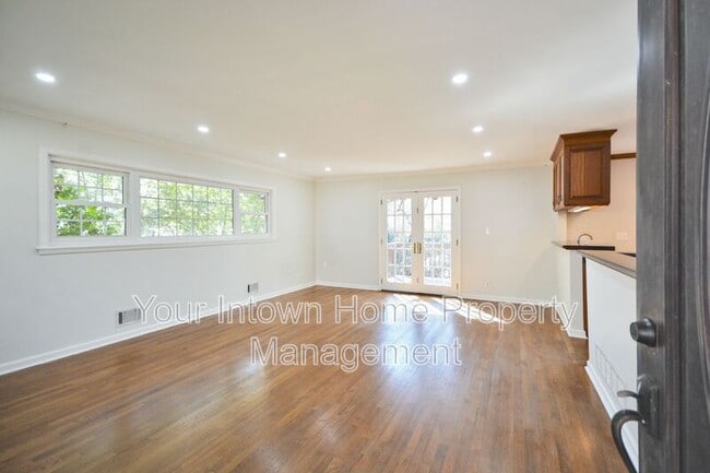 Photo - 317 Eureka Dr NE House