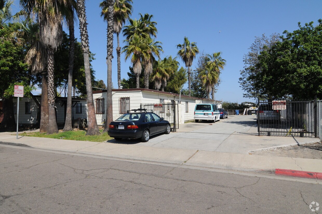 Building Photo - 1101 E Ave