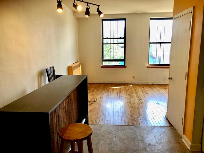 Building Photo - 638 State St