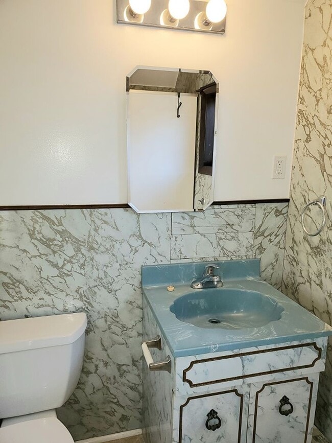 Building Photo - 5 Madison St