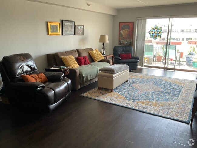 Building Photo - 2020 Saint Regis Dr