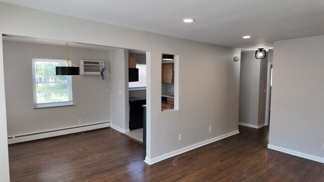 Foto del edificio - Freshly Renovated 2-Bed Gem with Artistic Finishes + Garage Option in Cincinnati
