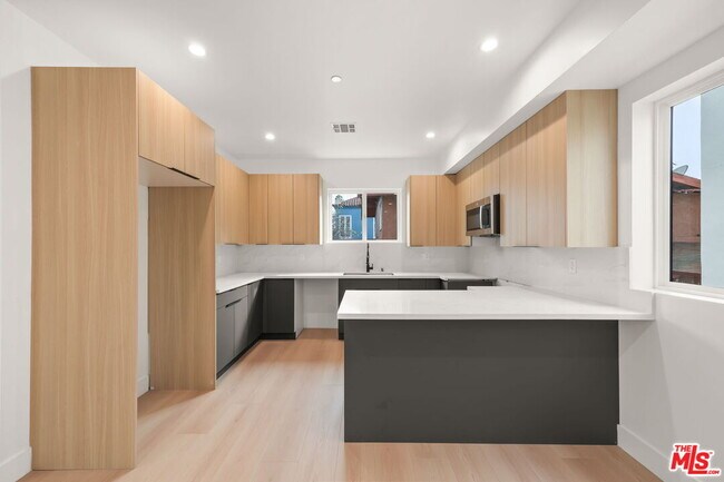 Foto del edificio - 913 N Hobart Blvd