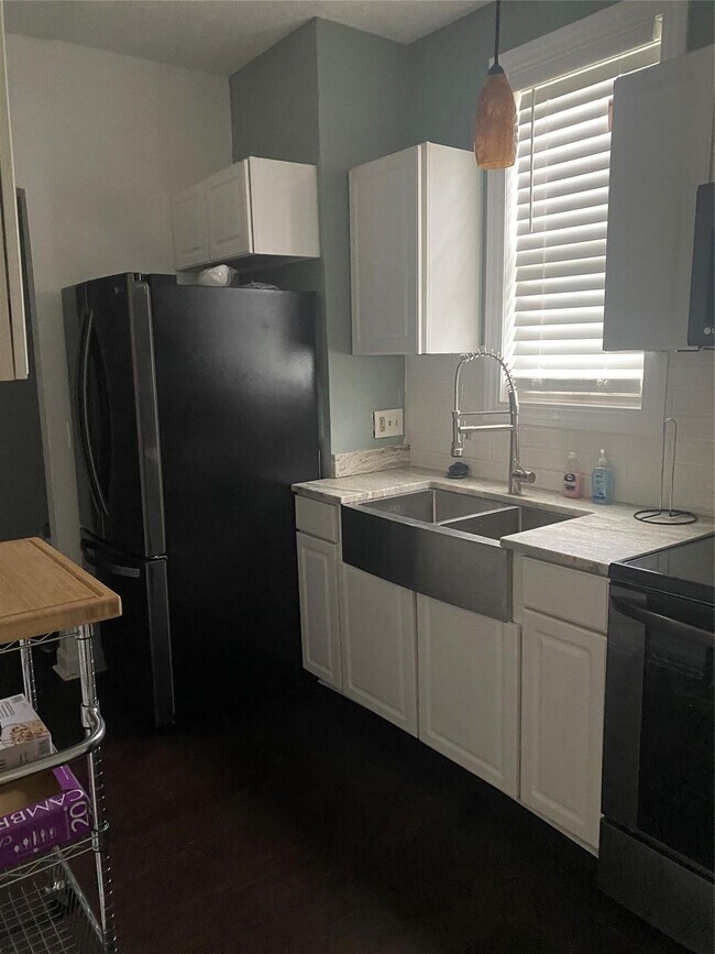 Kitchen - 810 E 16th St