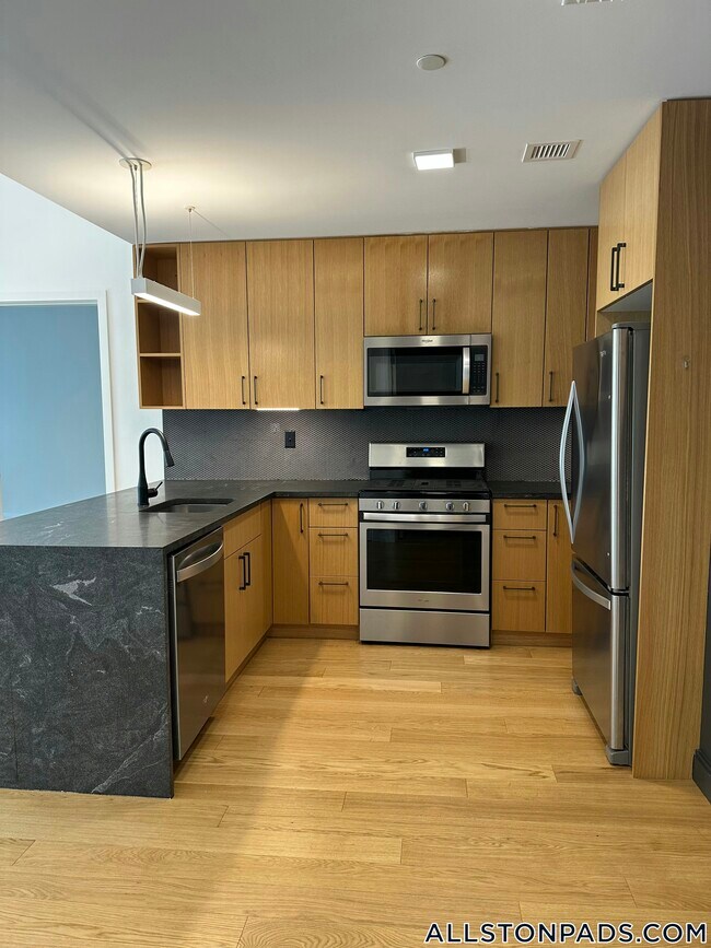 Building Photo - 83 Gardner St