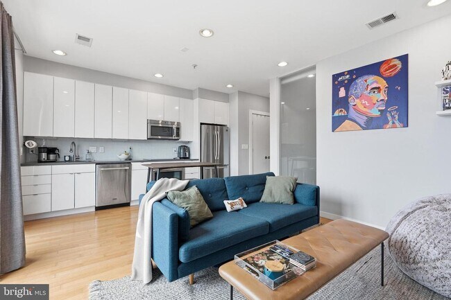Foto del edificio - Live in one of DC's most vibrant neighborhoods from this sun-filled 1BR | 1BA condo