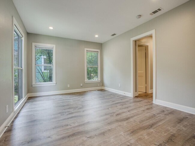 Foto del edificio - 2929 Higgins St