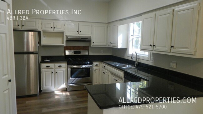 Foto del edificio - Spacious 4 Bed, 2.5 Bath Home in Prime Fayetteville Location With Lawn Care Included!