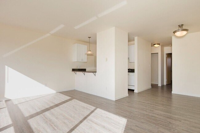 Foto del edificio - 5210 Russell Ave NW