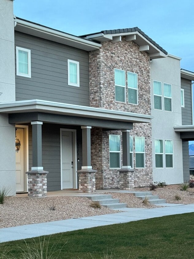 Primary Photo - Stunning 3Bed Townhome in Desert Color!