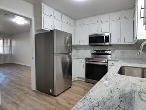 Building Photo - 610 Golfview Dr