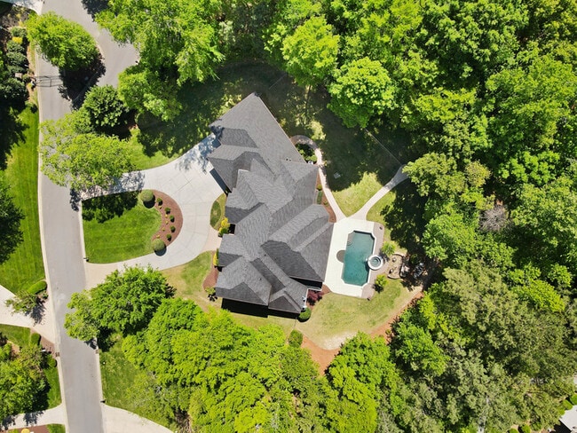 Building Photo - Luxury 5 Bedroom Retreat with Pool in Wedd...