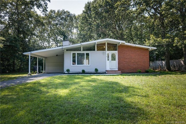 Building Photo - 572 Radio Rd