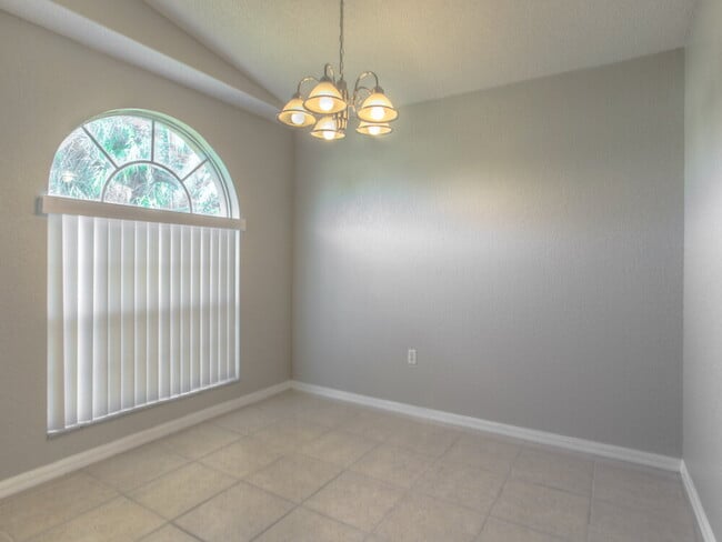 Building Photo - 4944 Palm View Dr N