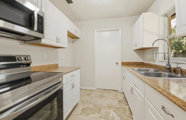 Foto del edificio - 48 Deltona Blvd