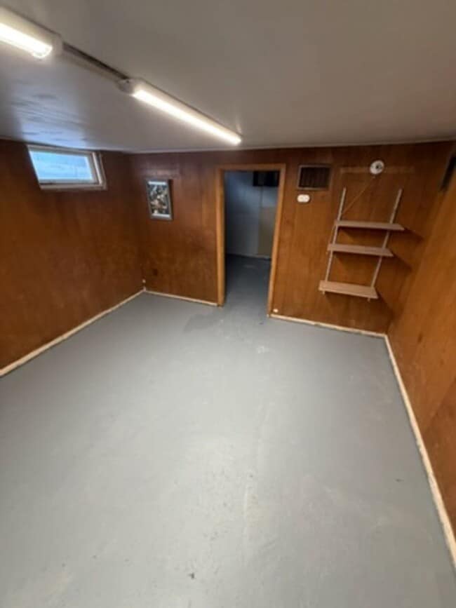 Building Photo - Charming 3-Bedroom Property in Prime Location