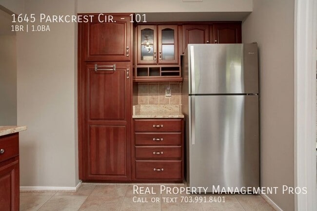 Building Photo - 1645 Parkcrest Cir