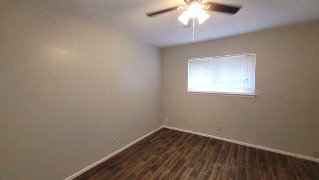 Building Photo - 521-523 Southtrail Dr