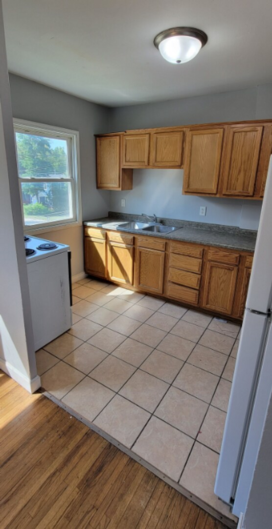 Building Photo - 2 Bed, 1 bath townhome for rent in Waterlo...