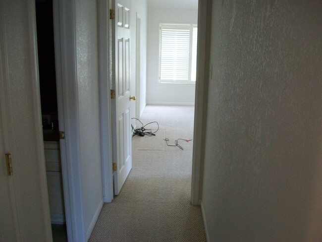 Building Photo - 601 Llama Tr